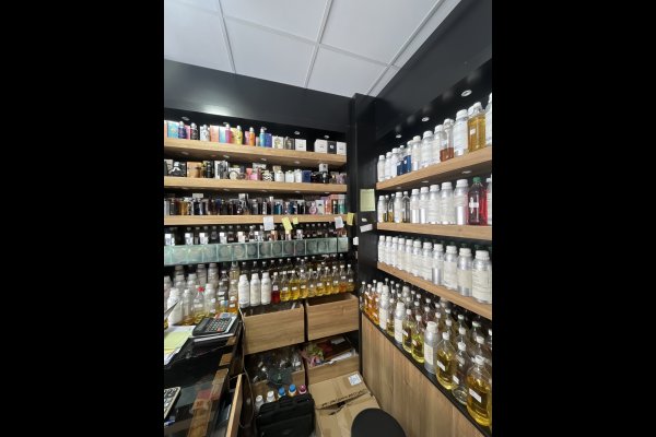عکس پخش عطر آدرینا قزوین